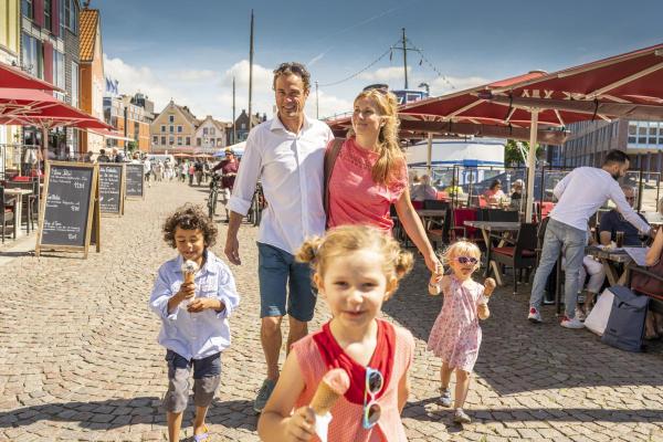 Familienspaß am Hafen bei Eis und Sonne