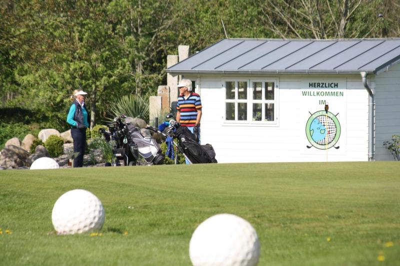 Paar auf dem Golfplatz des Golf Club Husumer Bucht | © Golf Club Husumer Bucht e.V. / Petra Blume