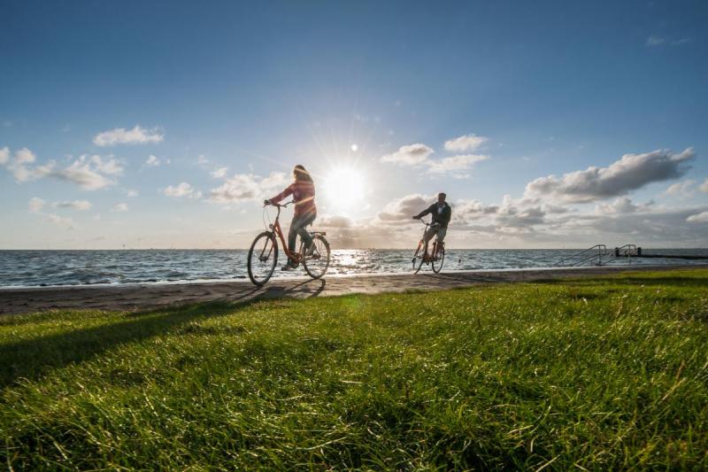 Radfahrer am Dockkoog im Sonnenuntergang. | © Oliver Franke