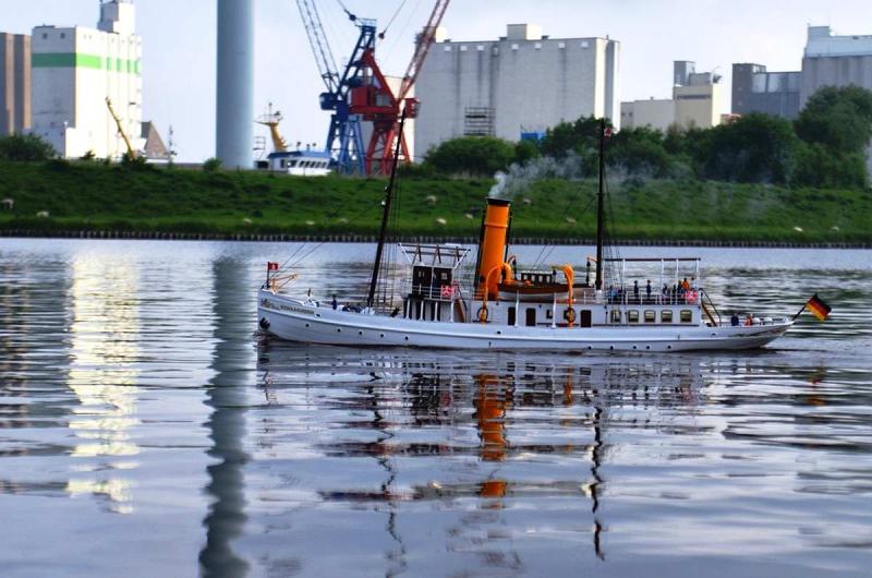Schiffsmodell auf dem Wasser | © SMC-Husum