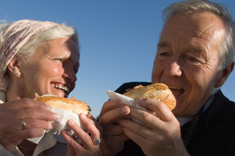 Richtig lecker - ein frisches Nordseekrabbenbrötchen | © TASH / Jens Koenig