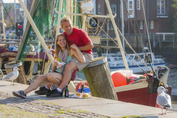 Verliebtes Pärchen am Husumer Hafen