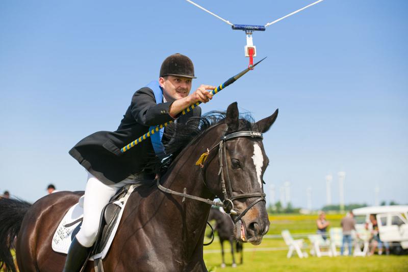Pferd und Reiter beim Ringreiten | © Foto Oliver Franke