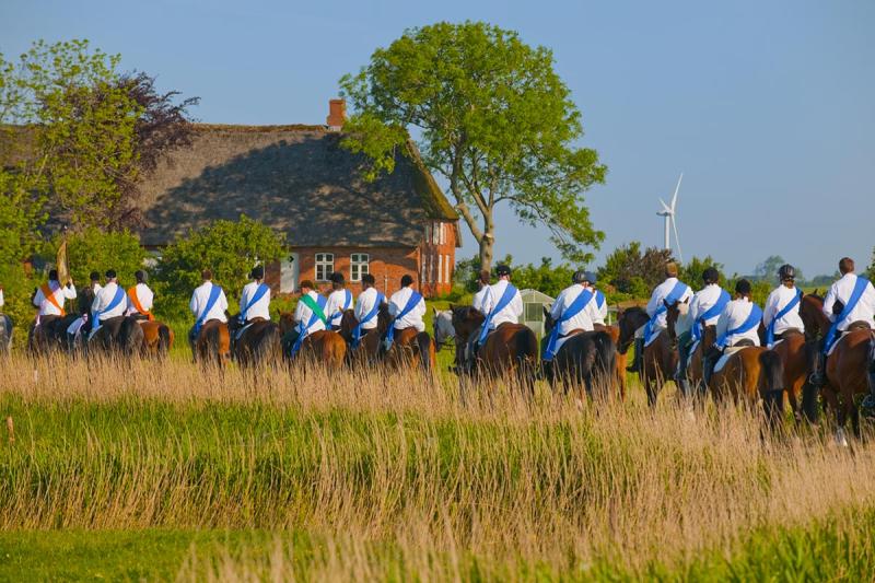 Ringreiter-Umzug in der Husumer Bucht | © Foto Oliver Franke