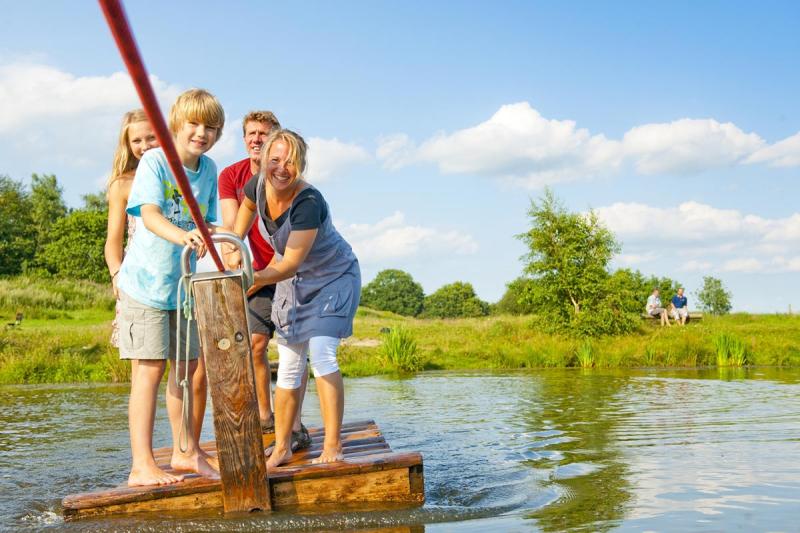 Familie mit Floß, Mildstedt | © Foto Oliver Franke