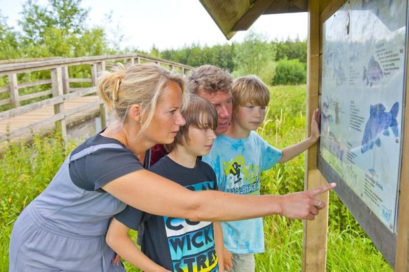 Familie vor Naturschautafel | © Foto Oliver Franke