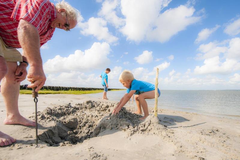 Buddeln am Strand in Simonsberg | © Foto Oliver Franke