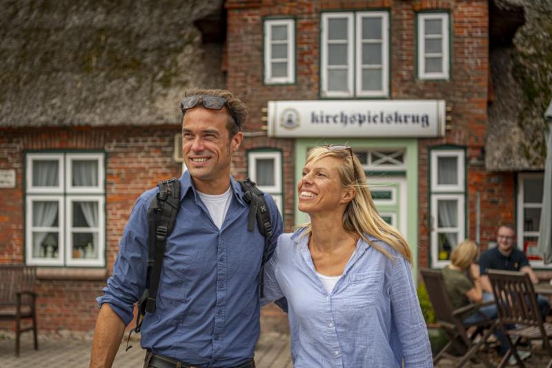Vor dem Kirchspielskrug in Simonsberg | © Foto Oliver Franke