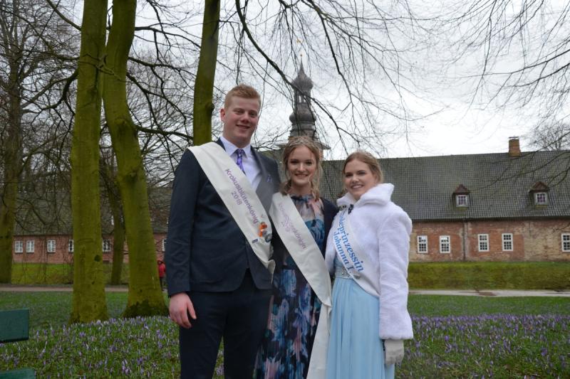 Krokusblütenkönig Oke I., Krokusblütenkönigin Therese I., Soleprinzessin Johanna I. im Husumer Schlosspark | © Tourismus und Stadtmarketing Husum GmbH