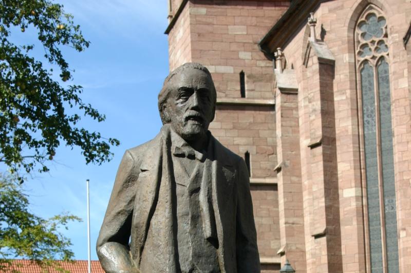 Ausschnitt: Büste von Theodor Storm in Heilbad Heiligenstadt | © Tourismus und Stadtmartketing Husum GmbH