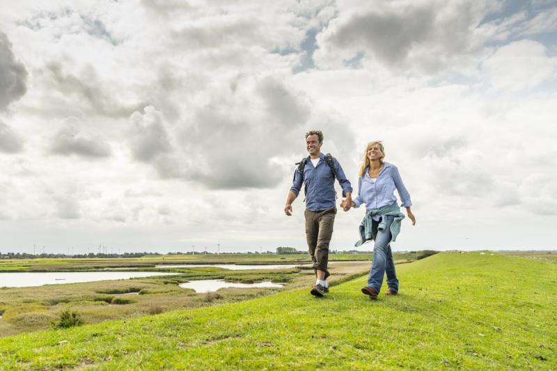 Paar wandert auf dem Deich | © Foto Oliver Franke