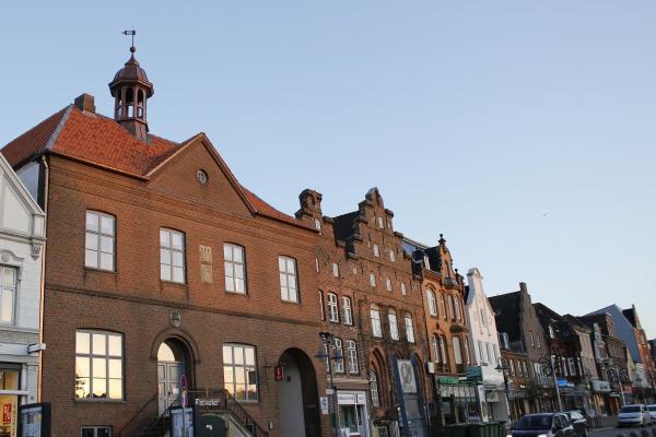 Winterliche Morgensonne fällt auf das Alte Rathaus