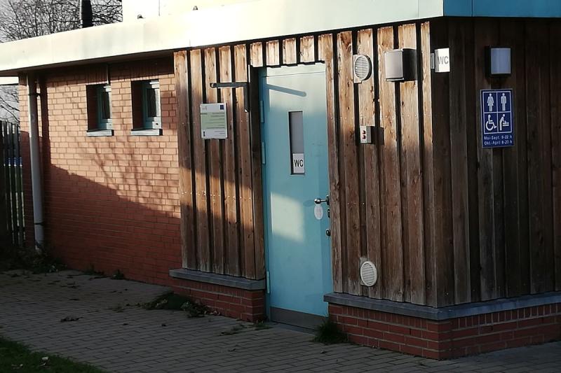Das öffentliche, behindertengerechte WC am Parkplatz in Schobüll | © Tourismus und Stadtmarketing Husum GmbH