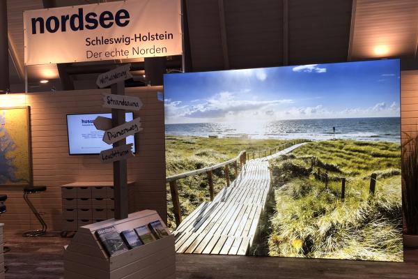 Messestand der Arbeitsgemeinschaft Nordsee Schleswig-Holstein
