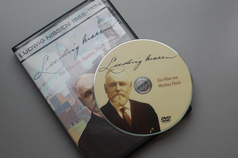 Der Film von Martina Fluck über Ludwig Nissen auf DVD | © Tourismus und Stadtmarketing Husum GmbH