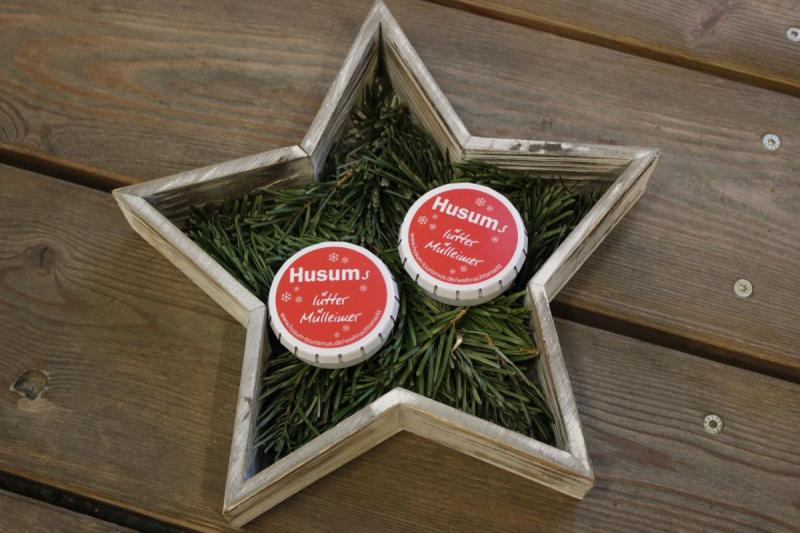 Husums lütter Mülleimer in der Weihnachts-Ausgabe, € 2,50 | © Tourismus und Stadtmarketing Husum GmbH