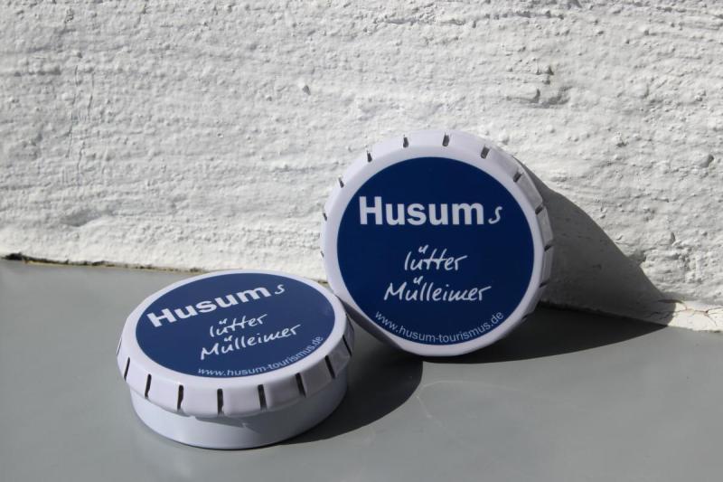 Husums lütter Mülleimer, € 2,50 | (c) Tourismus und Stadtmarketing Husum GmbH | © Tourismus und Stadtmarketing Husum GmbH