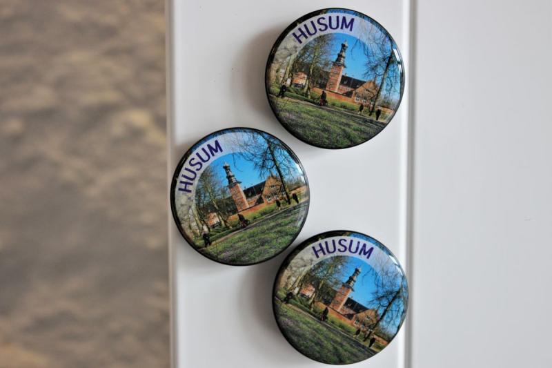 Magnet mit Krokus-Motiv, € 3,90 | © Tourismus und Stadtmarketing Husum GmbH