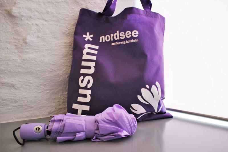 Husum-Tasche (€ 2,50) und -Schirm (€ 15) in lila  | © Tourismus und Stadtmarketing Husum GmbH