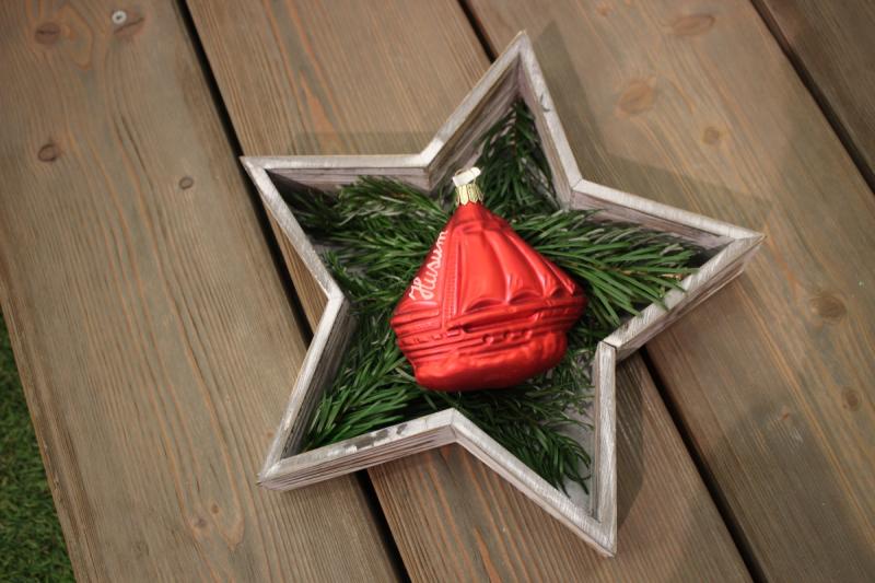 Weihnachtskugel in Schiffsform mit Husum-Schriftzug, € 13,90  | © Tourismus und Stadtmarketing Husum GmbH
