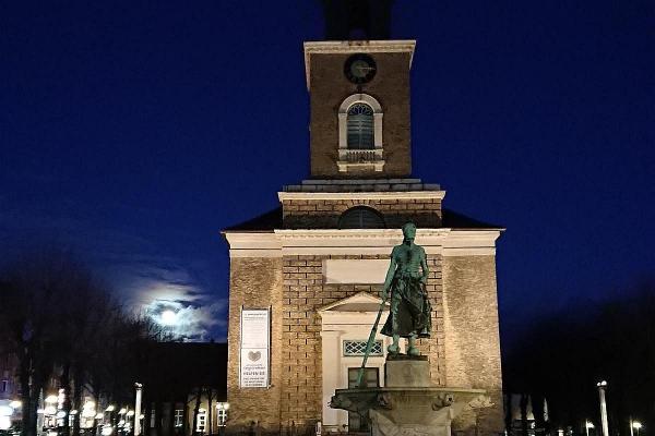 Marktplatz_StMarien_TineBrunnen_Nacht_Mond