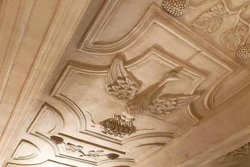 Der Phönix in der Stuckdecke erstrahlt in frischem Glanz.  | © Bernd Biermann