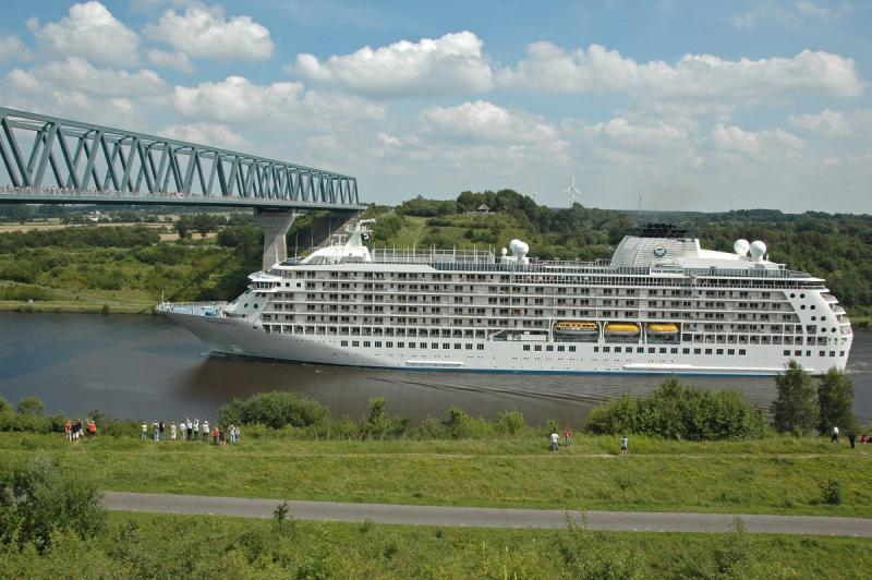 Kreuzfahrtschiff auf dem Nord-Ostsee-Kanal | © Touristische Arbeitsgemeinschaft Nord-Ostsee-Kanal e.V.