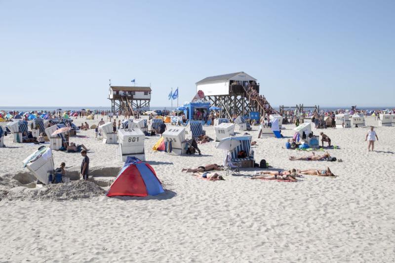 Strand mit Pfahlbauten in Sankt Peter Ording | © Martin Kunze/mamo-photo