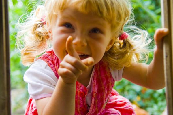 Urlaub auf dem Land, fröhliches Mädchen