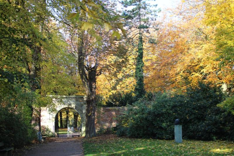 Eingang zum herbstlichen Schlosspark | © Tourismus und Stadtmarketing Husum GmbH