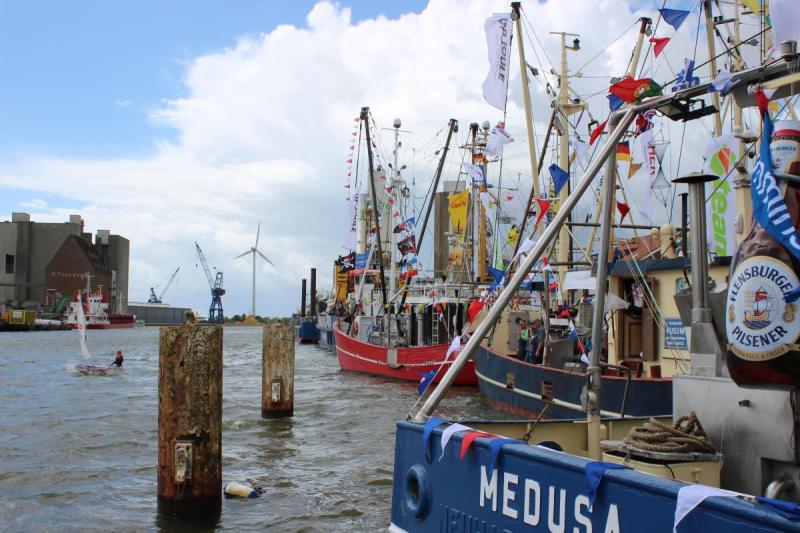 Warten auf den Beginn des Krabbenkutter-Korso | © Tourismus und Stadtmarketing Husum GmbH