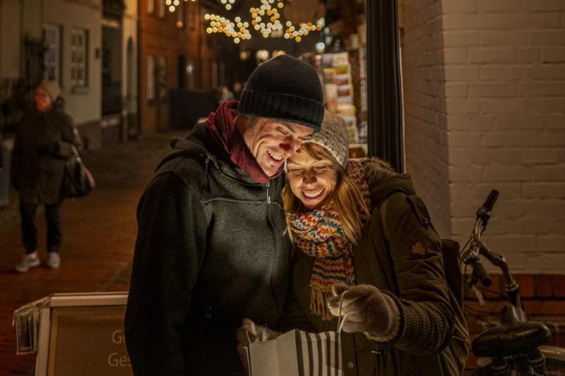 Weihnachtliches Einkaufen im Husumer Schlossgang | © Foto Oliver Franke