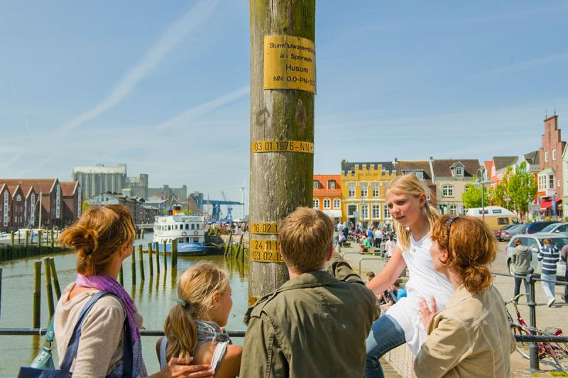 Familie am Binnenhafen | © Foto Oliver Franke