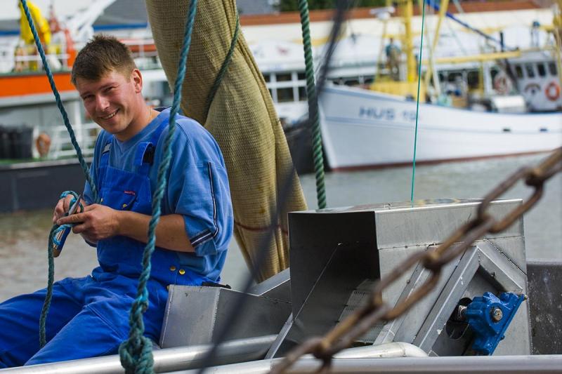 Fischer arbeitet an Bord im Hafen | © Foto Oliver Franke