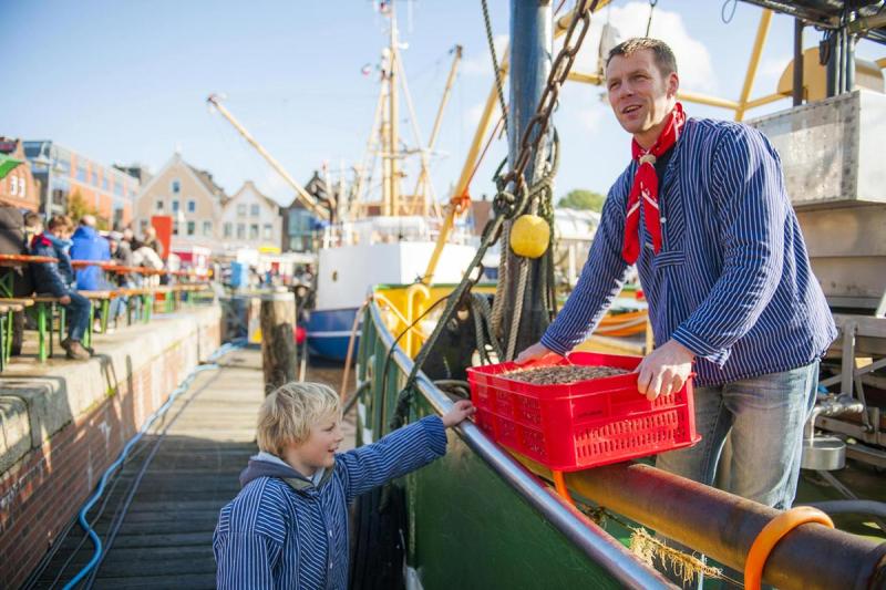 Krabbenverkauf direkt von Bord | © Foto Oliver Franke