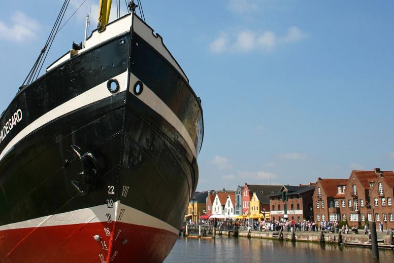 "Hildegard" vor Hafenkulisse | © Tourismus und Stadtmarketing Husum GmbH