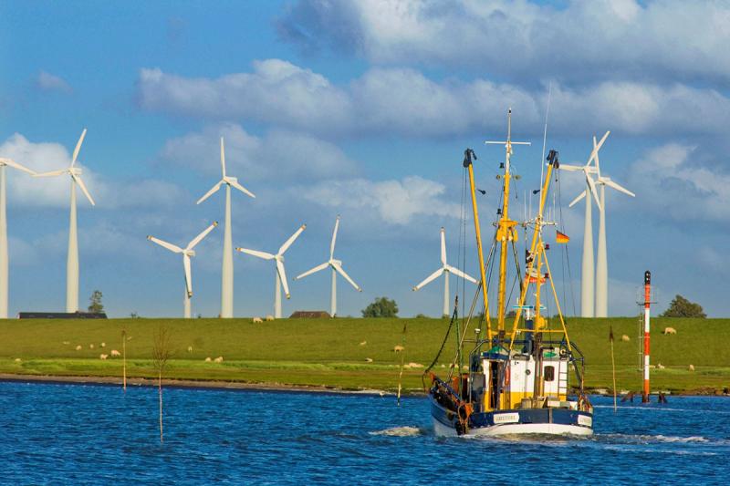 Kutter vor Windrädern | © Foto Oliver Franke