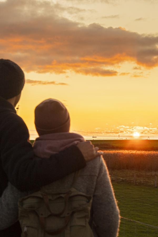 Paar am Dockkoog bei Sonnenuntergang