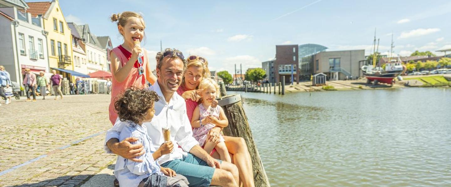 Familie isst Eis am Hafen