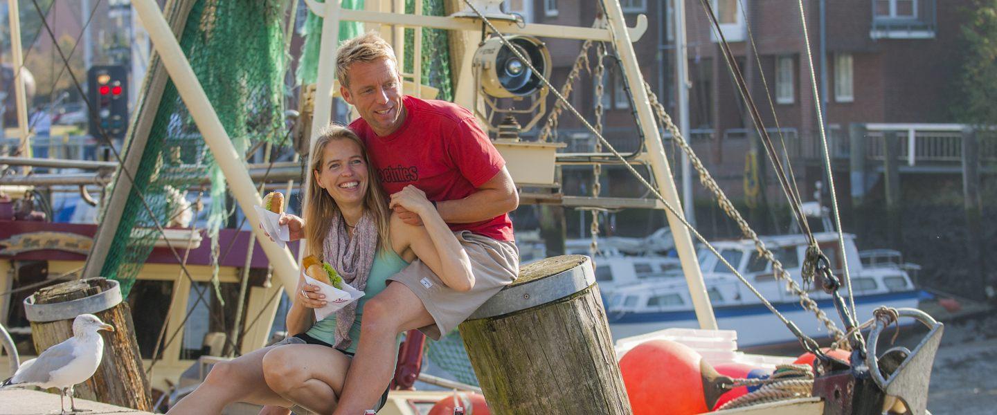 Paar vor Hafenkulisse