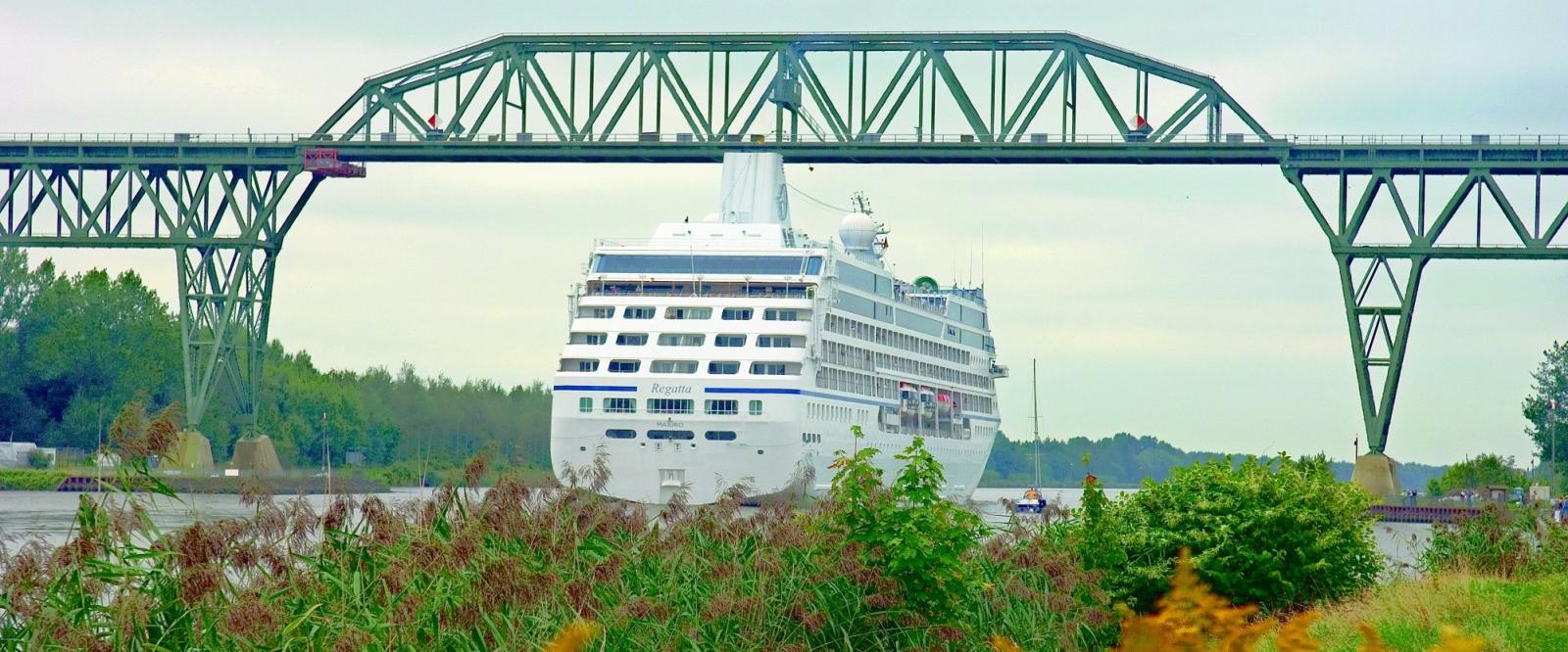 Kreuzfahrtschiff auf dem Nord-Ostsee-Kanal