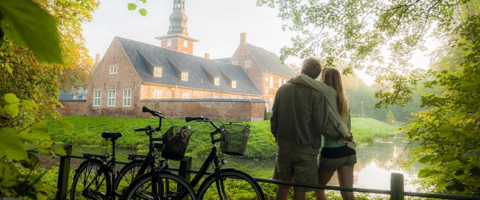 Paar vor Husumer Schloss