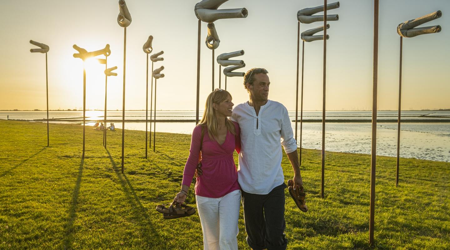 Paar geht am Dockkoog spazieren