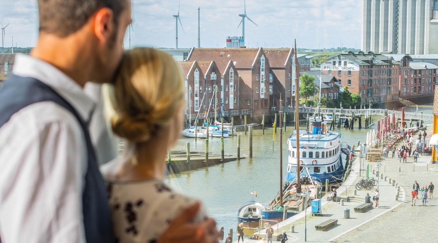 Paar blickt auf den Hafen